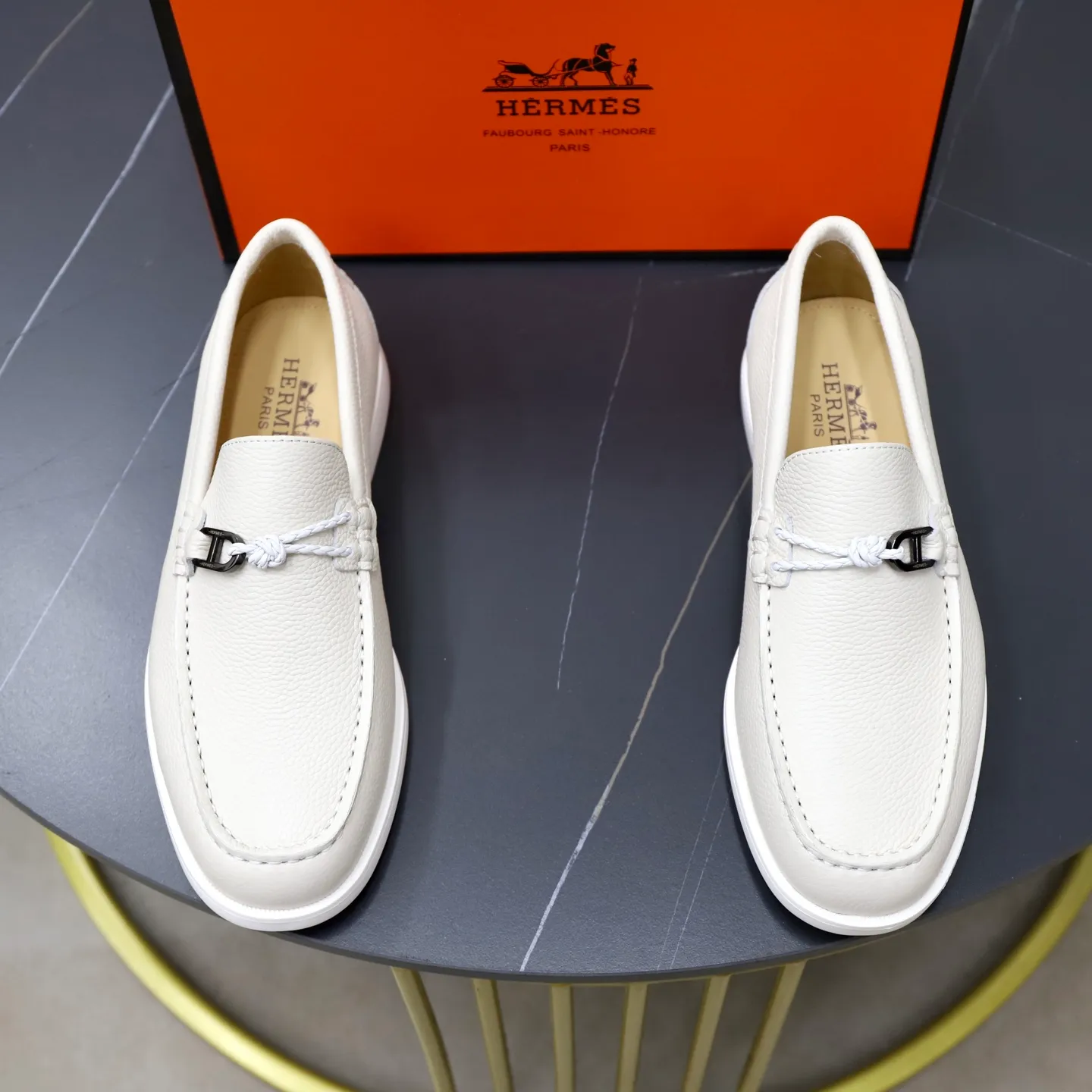Ex-factory price: 560💰Hermès/Hermès slip-on men's shoes. This shoe is made of imported pebbled cowhide. It has simple and smooth lines and is combined with aerodynamically designed 3CM rubber foam ultra-light soles! Youthful and fashionable, classic H-shaped hardware buckle decoration, calf lining gently wraps the feet, with logo cowhide feet, casual and urban style, highlighting youthful vitality, sports and leisure version, super versatile, code number: 38-39-40-41-42-43-44 standard leather shoe size (45 can be customized but does not support returns)